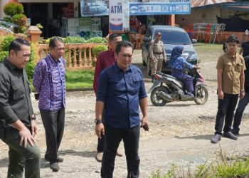 Jalan Depan Kantor Camat Pamsel Segera Diaspal