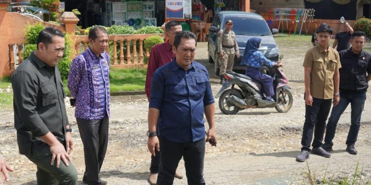 Jalan Depan Kantor Camat Pamsel Segera Diaspal