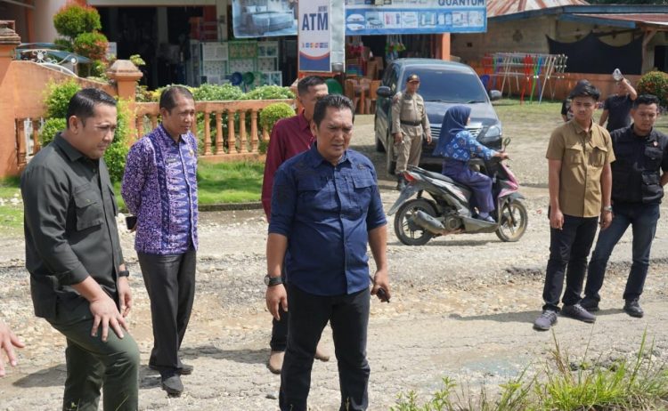 Jalan Depan Kantor Camat Pamsel Segera Diaspal