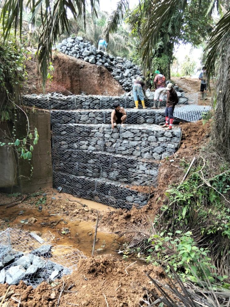 Pembangunan Turap Bronjong di Desa Meranti Rampung