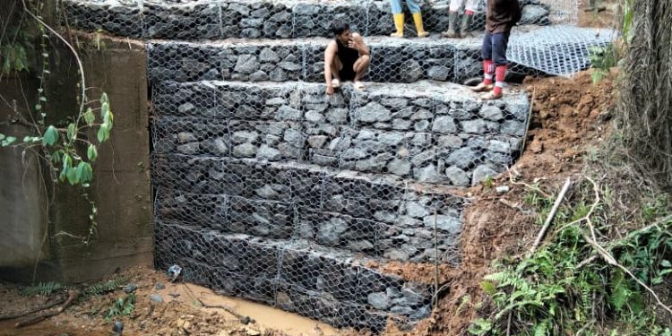 Pembangunan Turap Bronjong di Desa Meranti Rampung