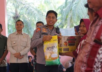 ‎Wujud “Polri untuk Masyarakat”, Polres Sarolangun Salurkan 130 Paket Sembako ke Korban Banjir