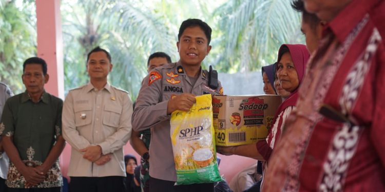 ‎Wujud “Polri untuk Masyarakat”, Polres Sarolangun Salurkan 130 Paket Sembako ke Korban Banjir