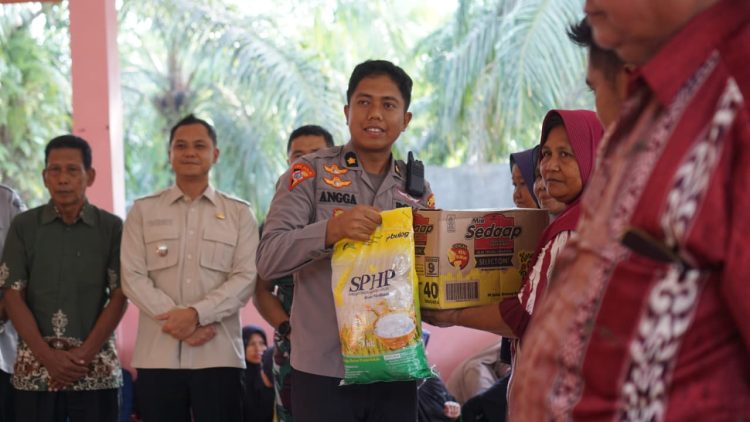 ‎Wujud “Polri untuk Masyarakat”, Polres Sarolangun Salurkan 130 Paket Sembako ke Korban Banjir