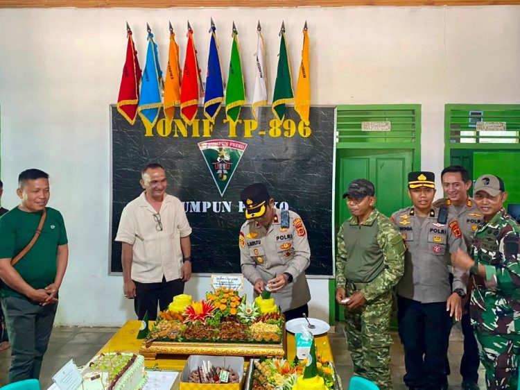 ‎Momen Kejutan! Bupati dan Kapolres Rayakan Ultah Danyonif 896/Serumpun Pseko  ‎