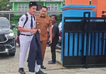Bupati Syukur Antar Anak Hari Pertama Masuk Sekolah