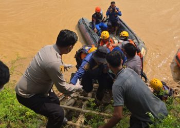 ‎Polsek Pauh Hadir Saat Evakuasi Korban Tenggelam di Sungai Batang Tembesi