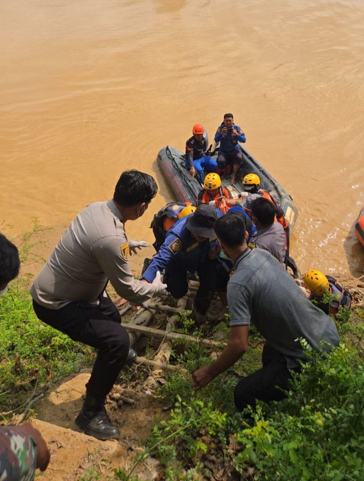 Polsek Pauh Hadir Saat Evakuasi Korban Tenggelam di Sungai Batang Tembesi