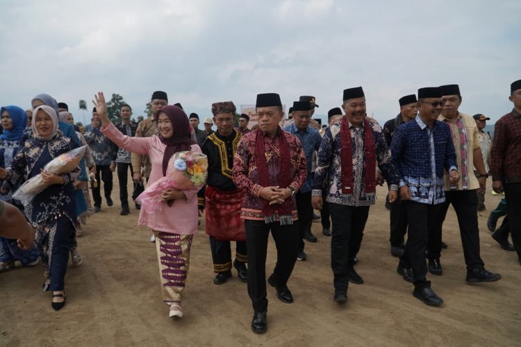 Gubernur Al Haris Harap Kenduri Sko Jadi Pemersatu dan Dorong Perbaikan Sarana Desa