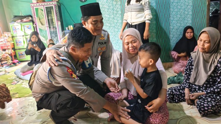 Wujud Kepedulian, Kapolres Sarolangun Salurkan Bantuan untuk Anak Yatim Piatu Korban Dugaan Pembunuhan