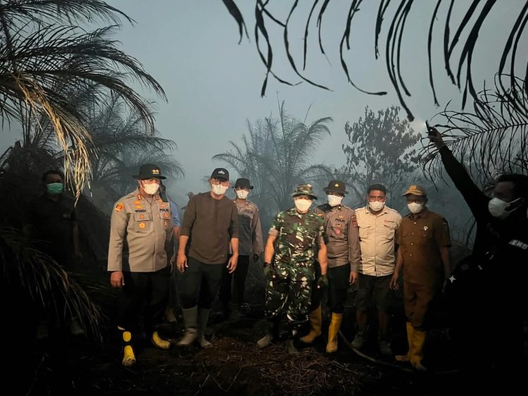 Kapolres Sarolangun Turun Langsung, Satgas Gabungan Berjuang Padamkan Karhutla di Lahan Plasma PT BKS