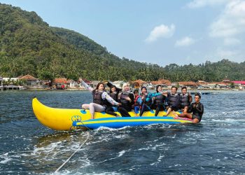 Ketika Sampah Mengapung di Surga Pahawang