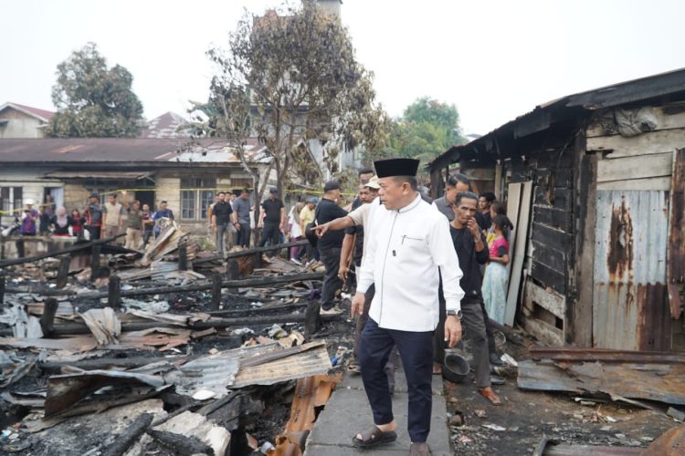 Gubernur Al Haris Tinjau Korban Kebakaran di Kelurahan Cempaka Putih, Pastikan Bantuan Segera Disalurkan