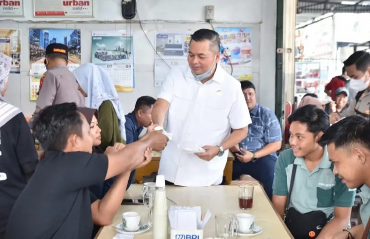 Kualitas Udara Jadi Perhatian, Ketua DPRD Kota Jambi Bagikan 2.000 Masker