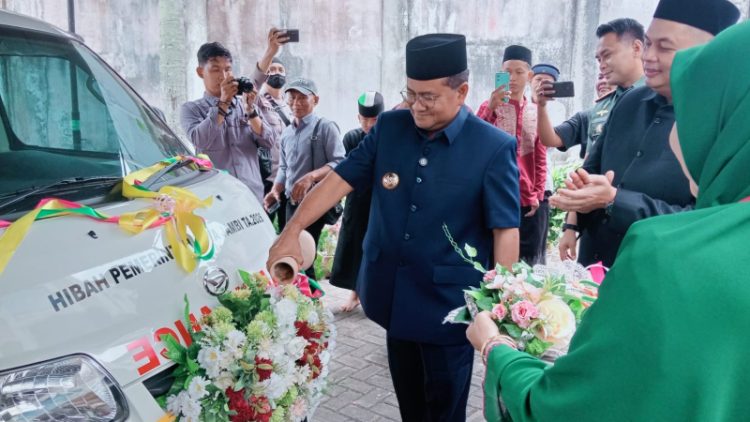 Wujudkan Aspirasi Warga, Kemas Faried Serahkan Ambulans untuk Masjid Jamiatul Ulum
