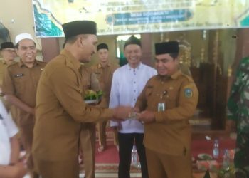 Camat Singkut Hadiri Penyaluran Zakat untuk 270 Warga, Bupati Hurmin Serahkan Bantuan di Sidomukti