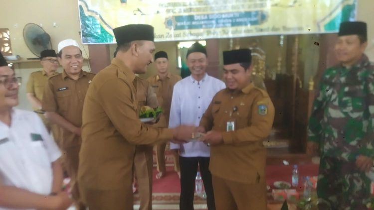 Camat Singkut Hadiri Penyaluran Zakat untuk 270 Warga, Bupati Hurmin Serahkan Bantuan di Sidomukti