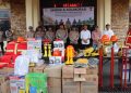 PT SAL dan Polres Sarolangun Perkuat Sinergi Kesiapsiagaan Karhutla   Sarolangun,Bacajambi.id  Dalam upaya meningkatkan kesiapsiagaan menghadapi potensi kebakaran hutan dan lahan (karhutla), PT Sari Aditya Loka 1 (PT SAL) bersama Polres Sarolangun menggelar kegiatan sinergi dan kolaborasi pencegahan serta penanggulangan karhutla.   Kegiatan tersebut berlangsung pada Selasa (8/9/2026) sekitar pukul 11.40 WIB di Mapolres Sarolangun dan berjalan aman, tertib, serta kondusif.  Hadir dalam kegiatan itu Kapolres Sarolangun AKBP Wendi Oktariansyah, S.I.K., M.H., Wakapolres Kompol Sumarno Berutu, S.H., Kabag Ops Kompol Angga Luvyanto, M.H., Kasat Samapta AKP Adi Prayitno, S.H., serta jajaran personel Polres Sarolangun. Turut hadir perwakilan manajemen PT SAL, di antaranya PP CDAM Joko Susilo, CDAM Anggit, dan CDO Slamet Riyadi, serta insan pers.   Kapolres Sarolangun AKBP Wendi Oktariansyah dalam sambutannya menegaskan bahwa penanganan karhutla tidak dapat dibebankan hanya kepada pemerintah dan kepolisian, melainkan membutuhkan peran aktif seluruh elemen, termasuk dunia usaha.   “Penanganan karhutla bukan hanya tugas kepolisian atau pemerintah, tetapi membutuhkan keterlibatan masyarakat dan sektor swasta. Kami mengapresiasi dukungan PT SAL yang telah berkontribusi nyata dalam upaya pencegahan dan penanggulangan karhutla,” ujarnya. Sebagai bentuk dukungan, PT SAL menyerahkan sejumlah peralatan pemadam kebakaran kepada Polres Sarolangun. Bantuan tersebut meliputi baju pemadam, helm visor, sarung tangan, sepatu boot, pompa punggung, garu, masker, pompa Robin, fire hose, servo dry chemical powder, alat penyemprot elektrik, hingga peralatan pendukung lainnya.   Perwakilan manajemen PT SAL, Joko Susilo, menyampaikan bahwa bantuan tersebut merupakan komitmen perusahaan dalam mendukung kesiapsiagaan menghadapi karhutla di wilayah operasional maupun sekitar.   Ia juga menegaskan bahwa sinergi dengan Polres Sarolangun akan terus diperkuat, tidak hanya dalam penanganan karhutla, tetapi juga dalam mendukung keamanan dan pelayanan kepada masyarakat. Penyerahan peralatan ini diharapkan mampu meningkatkan kesiapan personel di lapangan dalam menghadapi potensi kebakaran hutan dan lahan di Kabupaten Sarolangun.   Kolaborasi antara Polres Sarolangun dan PT SAL ini menjadi bukti nyata pentingnya kerja sama lintas sektor dalam menjaga kelestarian lingkungan sekaligus memberikan perlindungan maksimal kepada masyarakat.  (Jtx)