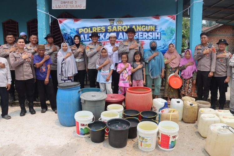 Polres Sarolangun Salurkan Air Bersih untuk Warga Terdampak Kekeringan di Ladang Panjang
