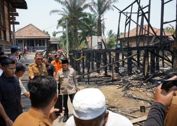 Gubernur Al Haris Tinjau Lokasi Kebakaran di Tanjung Raden, Imbau Warga Waspada Api di Musim Kemarau