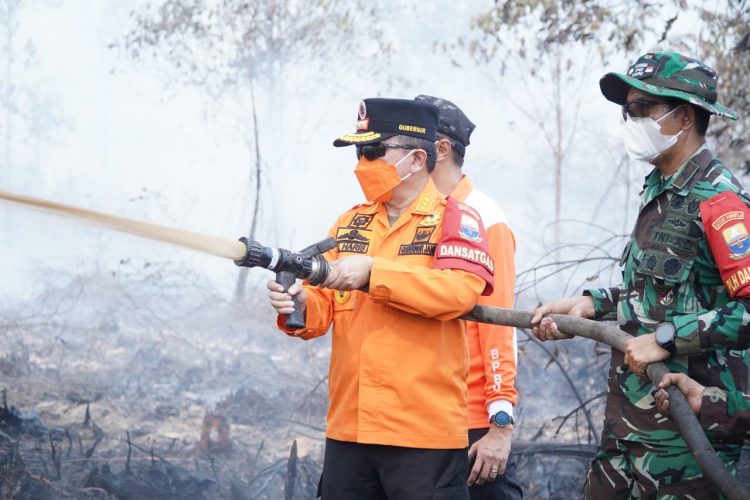 Londerang Kembali Terbakar, Al Haris Turun Langsung Uji Zat Pemadam Api Gambut