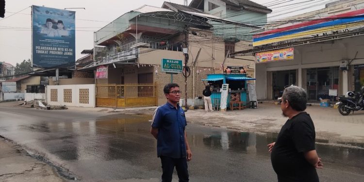 Genangan Air Berhari-hari Rendam Jalan Dr. Siwabessy, Warga Buluran Kenali Minta Pemerintah Bertindak