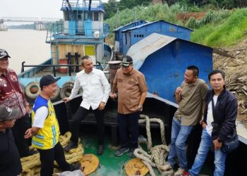 Ketua DPRD Kota Jambi Tinjau Abrasi Batanghari, Dorong Pembangunan Turap