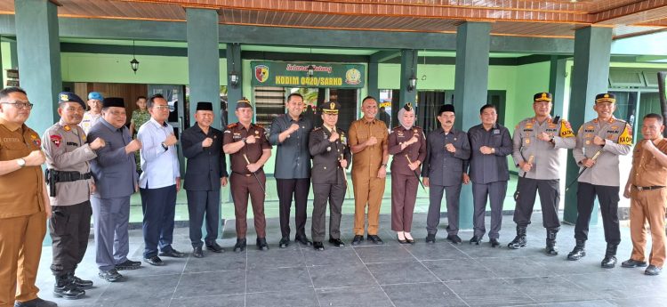 Penuh Keakraban, Bupati Syukur dan Hurmin Hadiri Peringatan HUT TNI ke-81